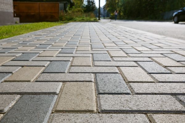 Graue Pflastersteine wurden auf einem Fußweg verlegt.